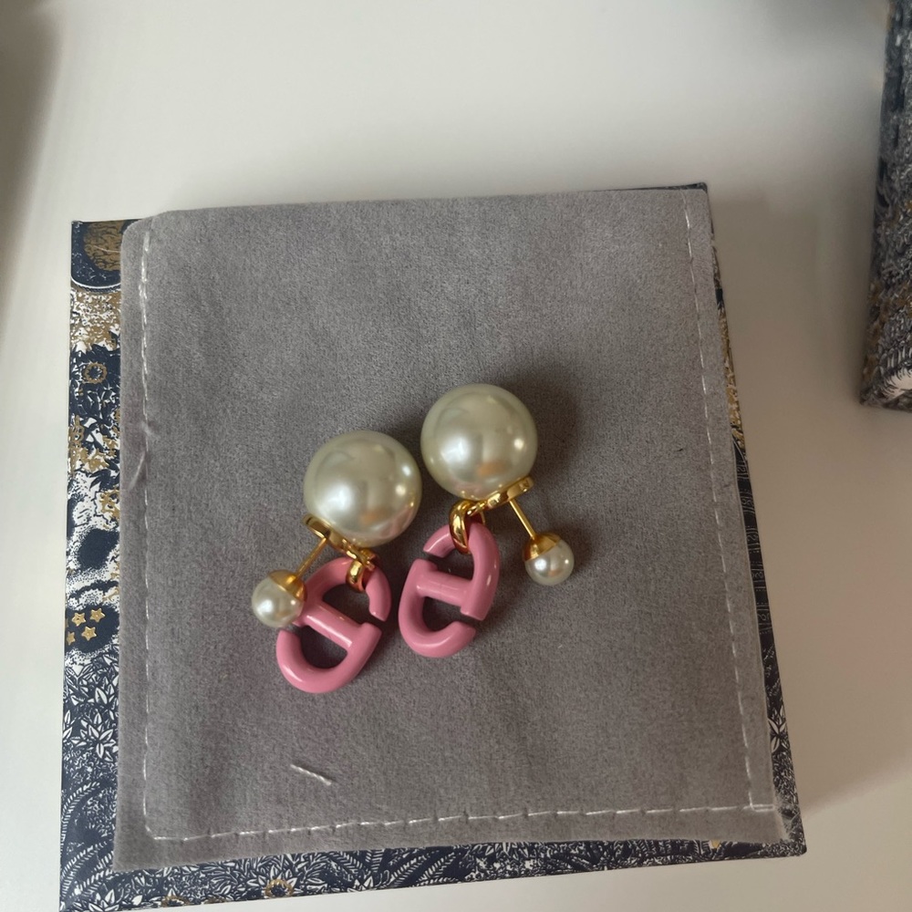 Pearl earrings with pouch and box